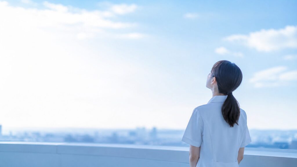 空を見上げる看護師